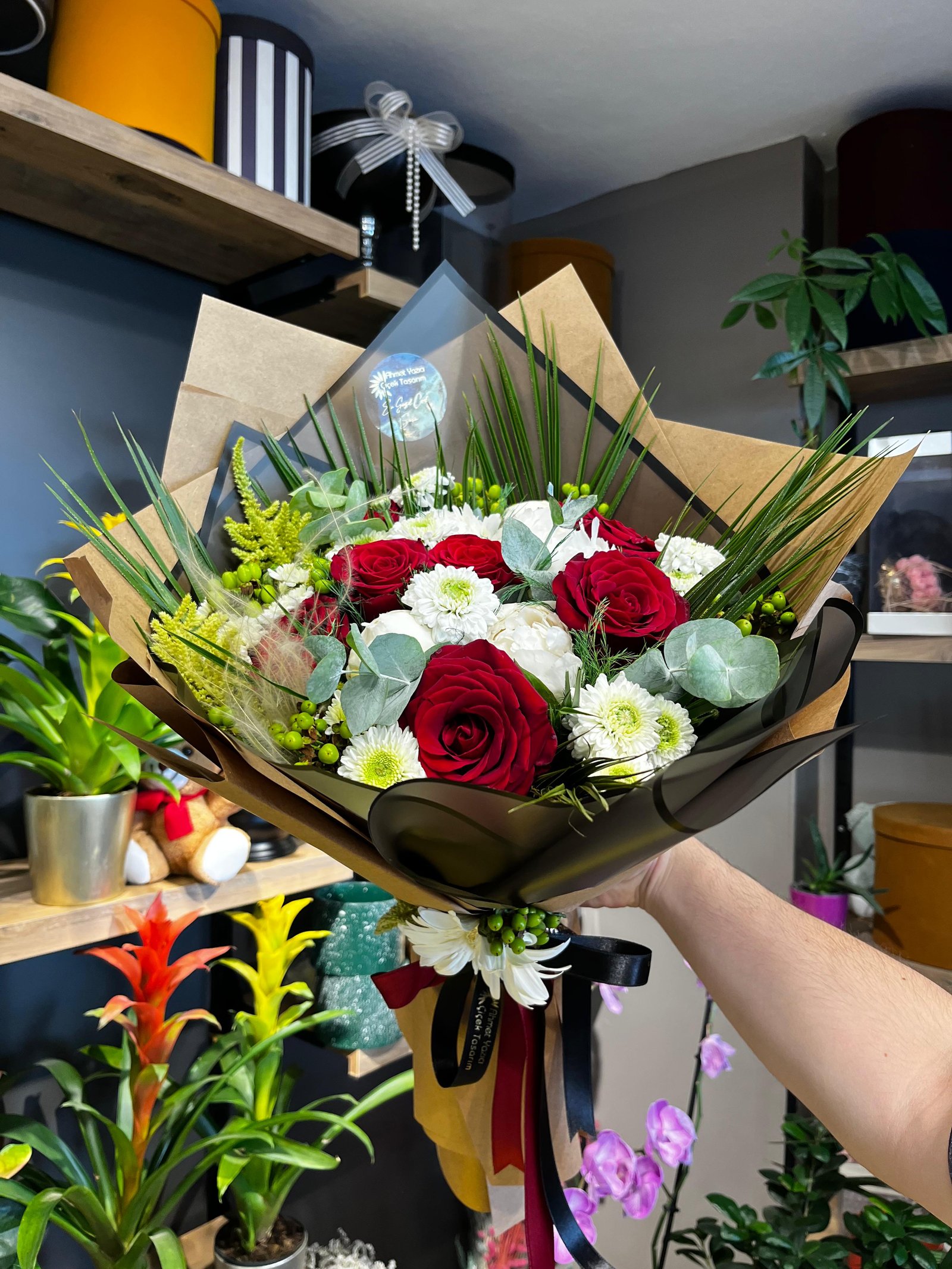 ŞAKAYIK VE KIRMIZI GÜL BUKETİ