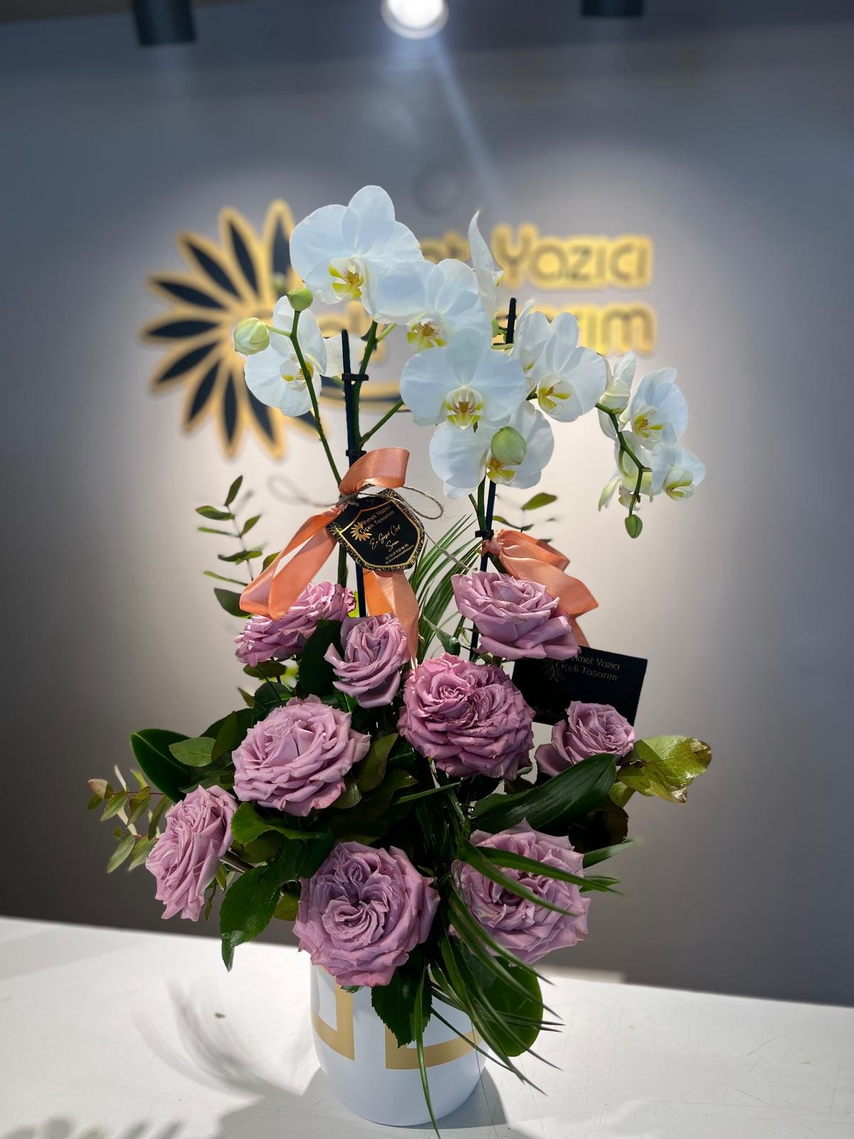 Özel saksıda grup beyaz orkide