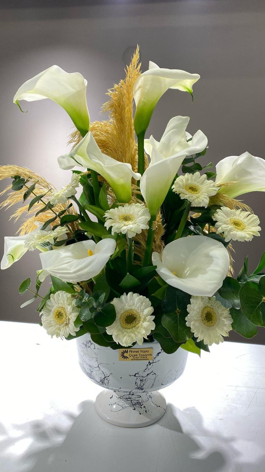 DEKORATİF VAZODA BEYAZIN SADELİĞİ 