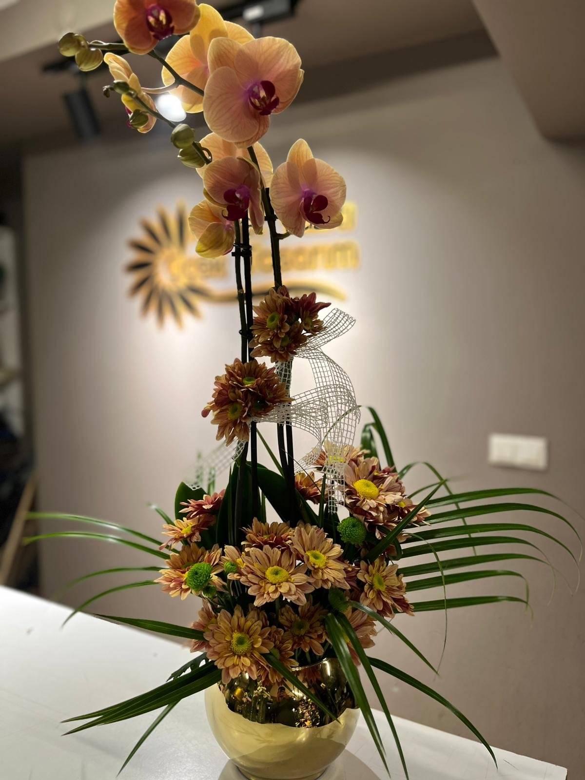 orkide süslemeli şık vazo içerisinde